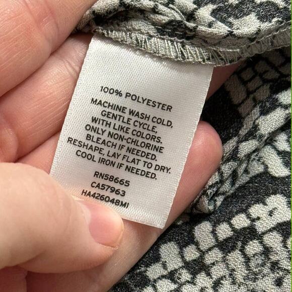 Halogen Faux-Silk Gray Snake Print Tank Top Size 1X - Picture 6 of 7